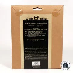 Rückseite der Verpackung mit Inhaltsangabe: 6 Stoffstücke, Knöpfe, Band, Füllmaterial und Faden.